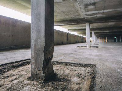 Trasig betongpelare
