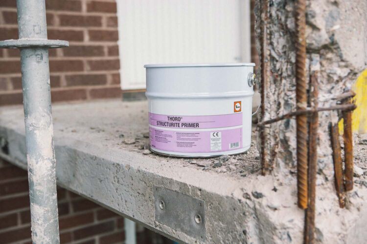 Burk med primer för betongrenovering
