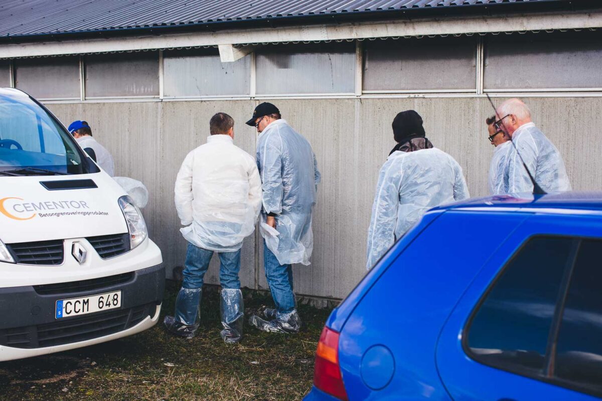 Bil med Cementors logotyp